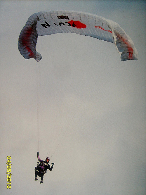 Uli wiessemeier avec son parapente Ninja de Firebird